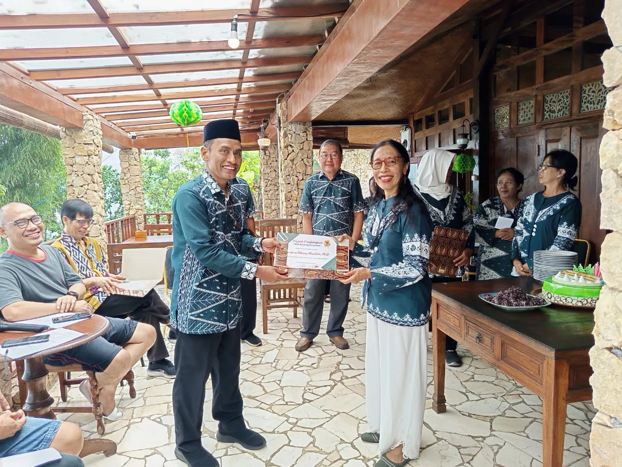 Penyerahan Sertifikat Penghargaan Kepada Bapak KH Beny