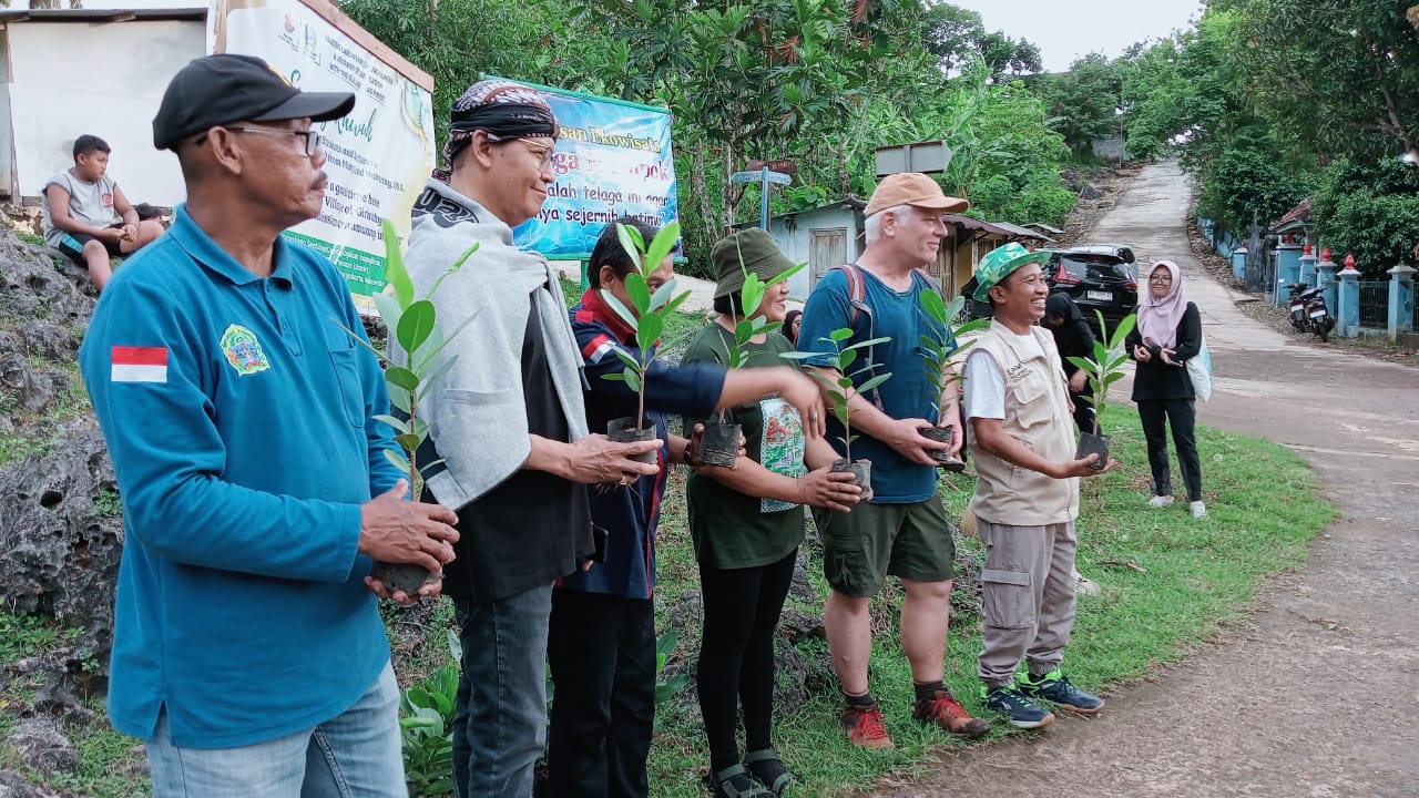 Tamu Yayasan Griya Jati Rasa dari Universitas Maryland, Amerika Serikat belajar eco-wisata menuju net zero emisi tahun 2030 dari masyarakat di Kalurahan Giricahyo